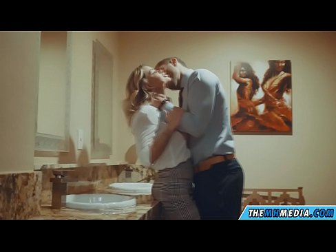 ❤️ Wakati blonde mwenye busty anakutongoza kwenye choo cha umma kwenye ponografia sw.rex-porn-com.ru ❌❤